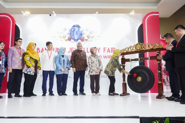 Kreativitas Berbalut Emas: Industri Perhiasan Lokal Hadir di Bandung Jewellery Fair 2025